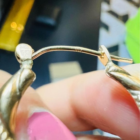 10k solid gold earrings textured hoop 0.75 inches diameter and weighs 1.5 grams - Picture 4 of 7